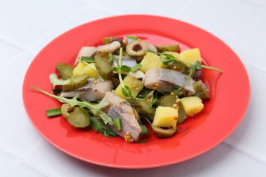 Beyaz fayanslı ringa balıklı nefis salata, yakın plan.