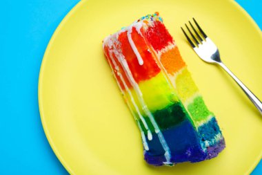 Açık mavi masa üzerinde nefis bir gökkuşağı pastası.