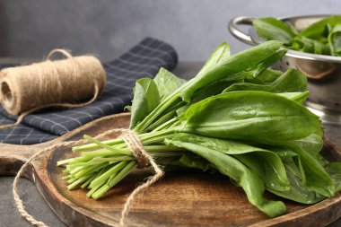 Gri masada taze kuş sürüsü, yakın plan.