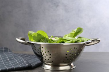 Gri masada metal kevgir sürüsü, yakın plan.