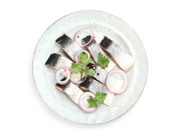 Baharatlı lezzetli ringa balıkları ve maydanozlar beyaza izole edilmiş.