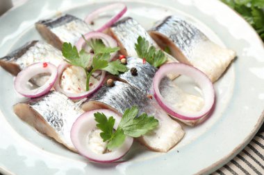 Baharatlı ve soğanlı lezzetli ringa balıkları, yakın plan.