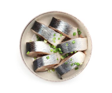 Lezzetli ringa balıkları ve yeşil soğanlar beyaz kasede izole edilmiş.