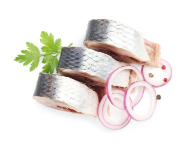 Lezzetli ringa balıkları, beyaza izole edilmiş baharatlar, üst manzara.