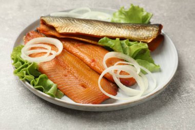 Lezzetli tütsülenmiş fileto soğanlı ve salatalı, yakın plan.