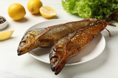 Beyaz masada nefis tütsülenmiş ringa balıkları, yakın plan.