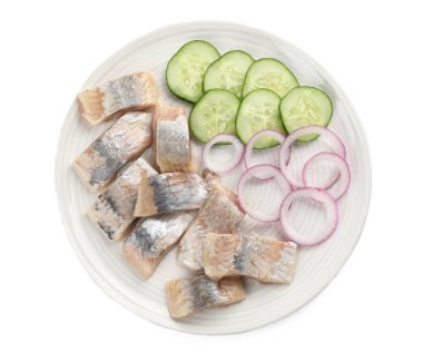 Soğanlı ve salatalık dilimli leziz ringa balıkları.