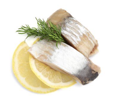 Limon dilimli ve dereotlu lezzetli ringa balıkları.