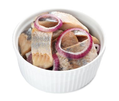 Beyaz soğanlı lezzetli ringa balıkları.