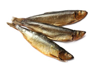 Beyaz arka planda üç lezzetli tütsülenmiş ringa balığı.