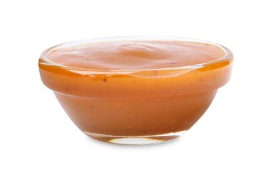 Beyaza izole edilmiş cam kasede lezzetli köri sosu.