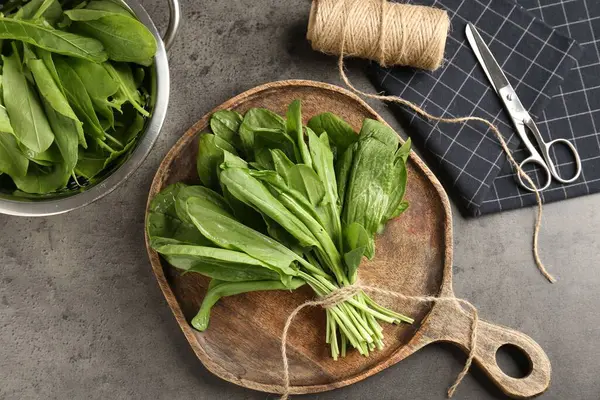 Taze kuş sürüsü, makas ve sicim gri masada, düz yatıyordu.