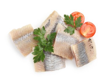 Maydanozlu ve domatesli lezzetli ringa balıkları.