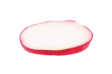 Taze olgun turp parçası beyaza izole edilmiş.