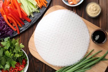 Yenebilir pirinç kağıtları ve malzemeler ahşap masada, düz yerde.