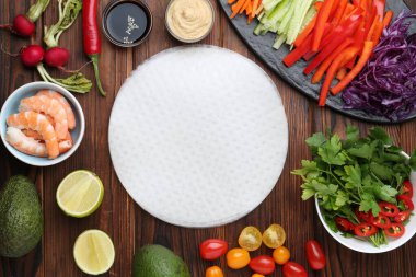 Yenebilir pirinç kağıtları ve malzemeler ahşap masada, düz yerde.