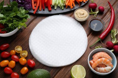 Yenebilir pirinç kağıtları ve malzemeler ahşap masada, üst tarafta.