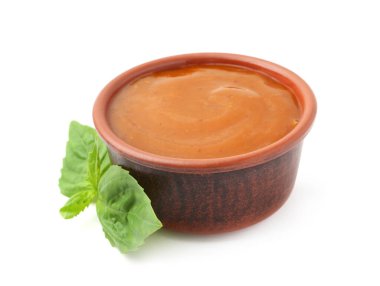 Lezzetli köri sosu ve beyaz yalıtılmış fesleğen yaprakları.