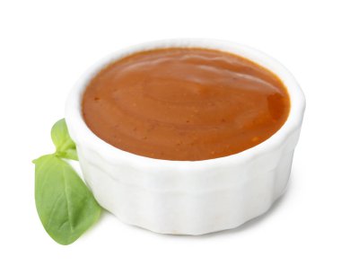 Lezzetli köri sosu ve beyaz yalıtılmış fesleğen yaprakları.