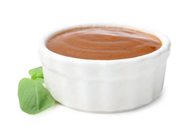 Lezzetli köri sosu ve beyaz yalıtılmış fesleğen yaprakları.