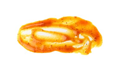 Beyaz, üst görünümde izole edilmiş lezzetli köri sosu.