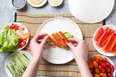 Açık gri masada nefis börek yapan kadın, düz yatıyordu.