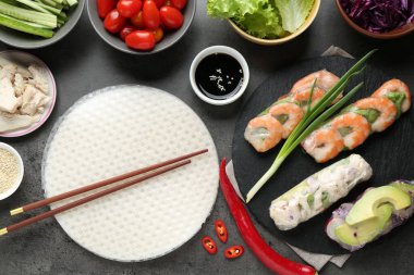 Pilav kağıtları ve farklı malzemeler koyu gri masada, düz yerde.