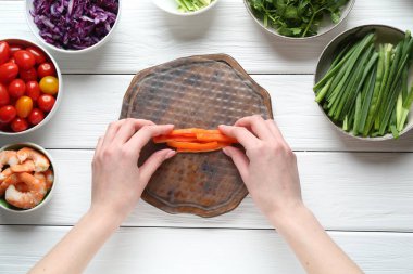Beyaz ahşap masada nefis börek yapan bir kadın.