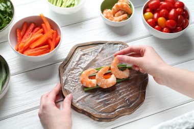 Beyaz ahşap masada nefis börek yapan kadın, yakın plan.