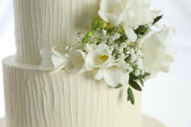 Çiçek desenli nefis düğün pastası. Beyaz arka plan, yakın plan.