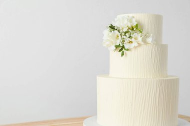 Beyaz arka planda çiçek desenli nefis düğün pastası, yakın plan. Metin için boşluk