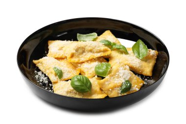 Parmesan peynirli ve fesleğenli nefis ravioli.