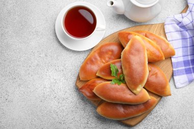 Lezzetli fırında köfteler ve bir fincan çay gri desenli masa, düz yatak. Metin için boşluk