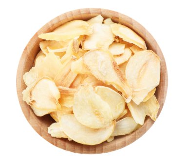 Kasede kurutulmuş sarımsak. Beyazın üstünde izole edilmiş.