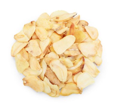 Kurutulmuş sarımsak yığını beyaza izole edilmiş.