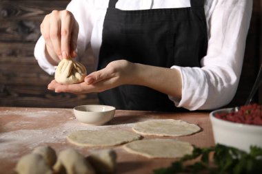 Mutfaktaki masada khinkali yapan kadın, yakın plan.