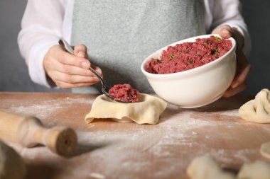 Mutfaktaki masada khinkali yapan kadın, yakın plan.