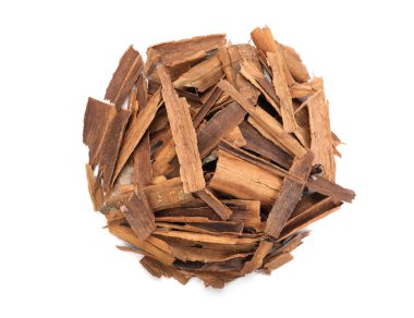 Beyaz, üst görünümde izole edilmiş aromatik tarçın yığını