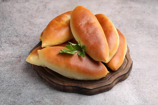 Gri desenli masada lezzetli pişmiş köfteler, yakın plan.