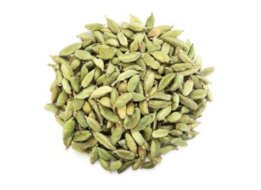 Kuru kardamon tohumu yığını beyaz, üst görünümde izole