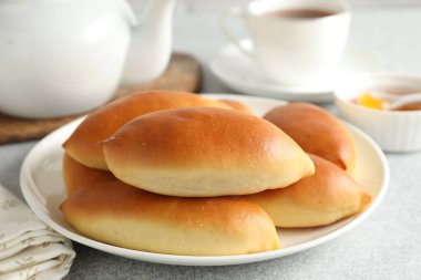 Açık gri masada lezzetli pişmiş köfteler, yakın plan.