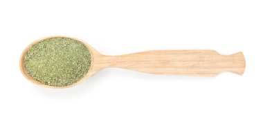 Tahta kaşıkta kurutulmuş fesleğen, beyaz, üst manzara