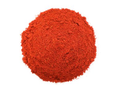 Kırmızı biber tozu yığını beyaza izole edilmiş, üst manzara