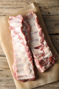 Ahşap masada çiğ domuz pirzolası.