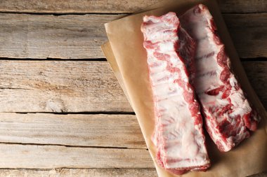 Ahşap masada çiğ domuz kaburgası, üst manzara. Metin için boşluk