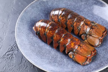 Siyah masada çiğ ıstakoz kuyruğu, yakın plan.