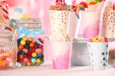 Çikolata. İçerideki masada çok farklı tatlılar var.