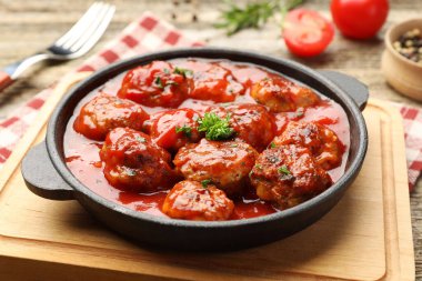 Yemek masasında domates soslu leziz köfteler, yakın plan.