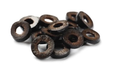 Terbiye edilmiş siyah zeytin halkaları beyaz üzerine izole edilmiş.