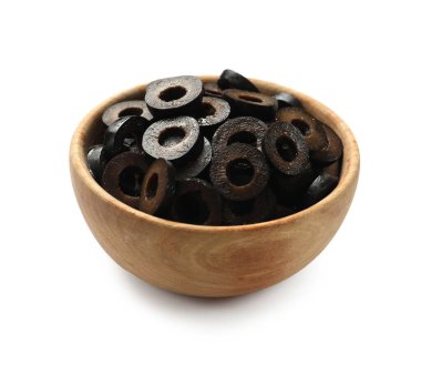 Terbiye edilmiş siyah zeytin halkaları beyaz kasede izole edilmiş.